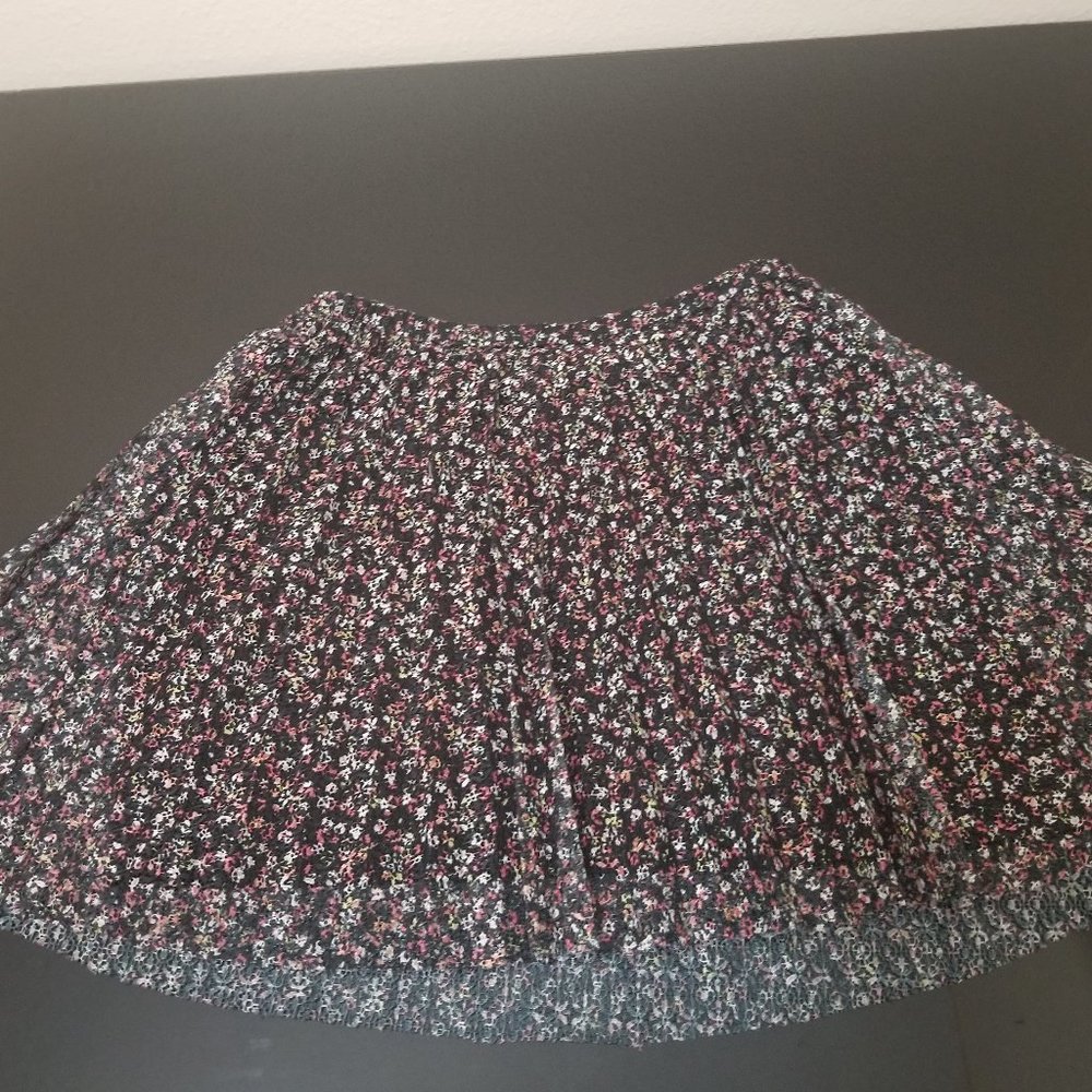 A-Line Short Black Skirt w Flower Pattern Sz L